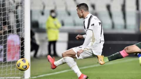 Ronaldo bỏ lỡ cơ hội từ cự ly hơn 1m trước Crotone